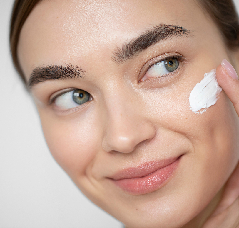 chica sonriente con crema