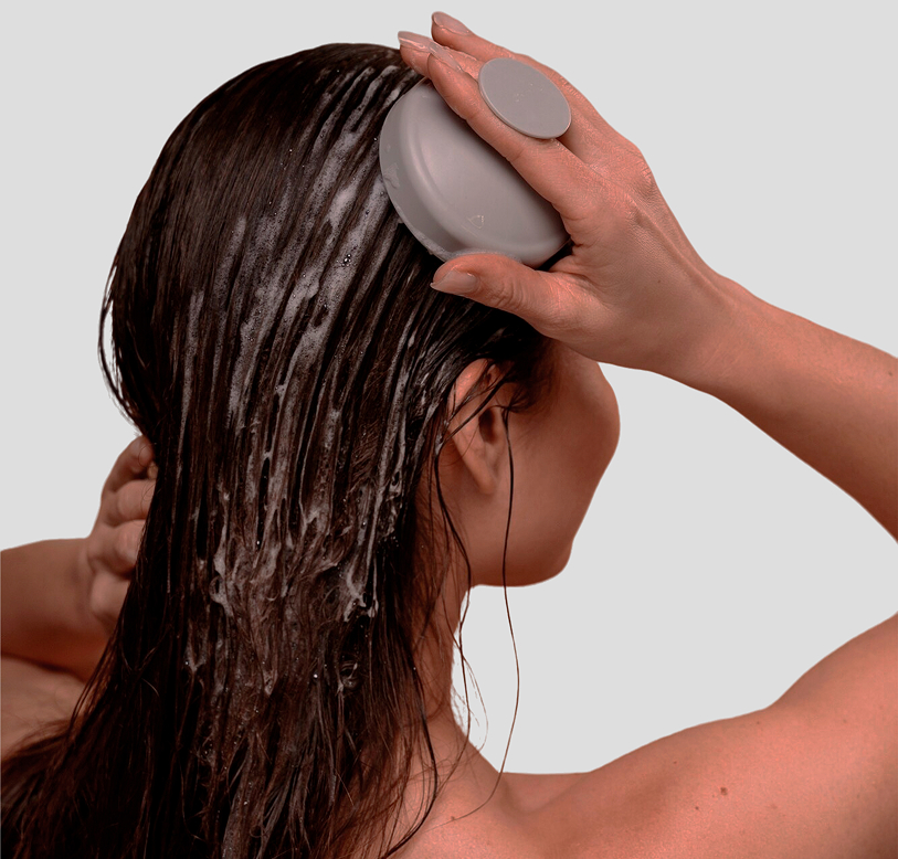 chica lavando cabello