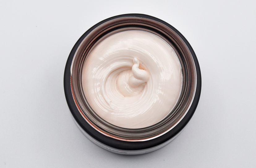 envase de crema abierto