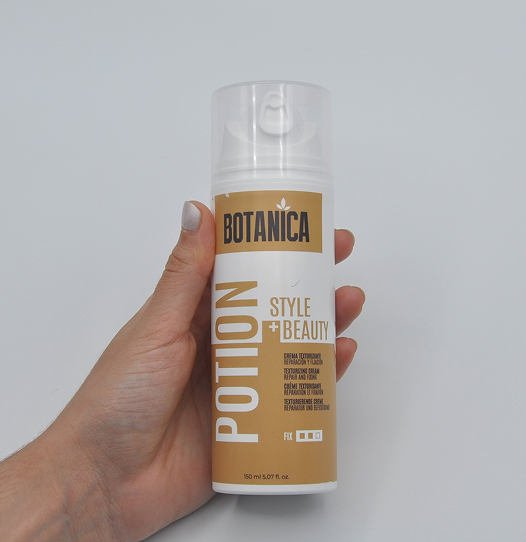 mano sujetando potion crema