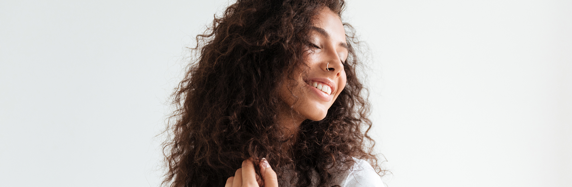 chica morena de pelo rizado sonriente